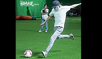 64岁周星驰片场大力射门,前国门赵丽娜友情出演《功夫女足》 64岁周星驰片场大力射门,前国门赵丽娜友情出演《功夫女足》