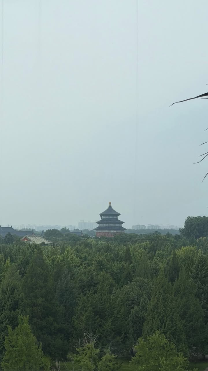 佩德里北京行：铜锅涮肉+长城，女友社媒晒图