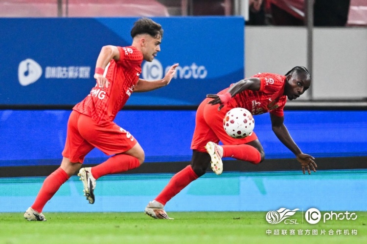 海港三球被吹 主场0-1泰山
