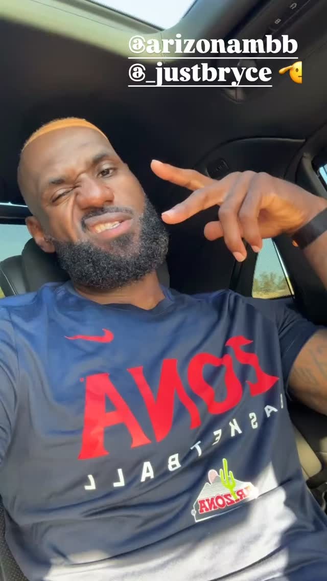 詹姆斯车内自拍穿亚利桑那T恤 公开力挺布莱斯征战NCAA 詹姆斯车内自拍穿亚利桑那T恤 公开力挺布莱斯征战NCAA