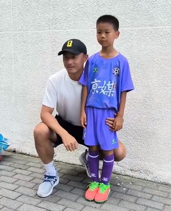 傅明结束世界杯执法任务后现身百队杯,蹲身与小球员交流合影 傅明结束世界杯执法任务后现身百队杯,蹲身与小球员交流合影