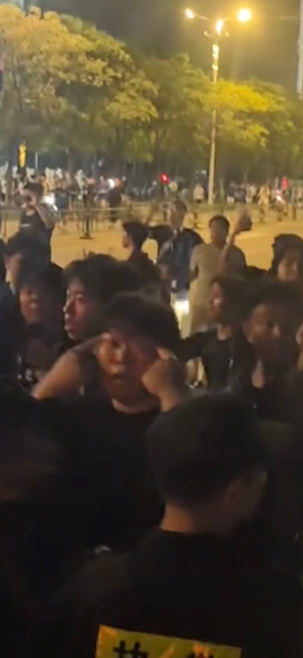 何意味？三镇球迷赛后冲击天津球迷大巴，有球迷做拉眼角歧视动作