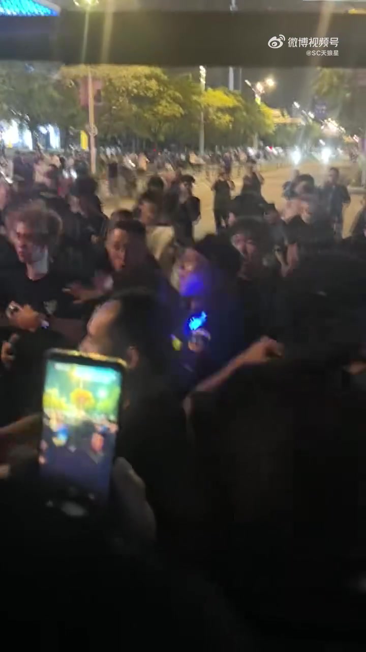 何意味？三镇球迷赛后冲击天津球迷大巴，有球迷做拉眼角歧视动作
