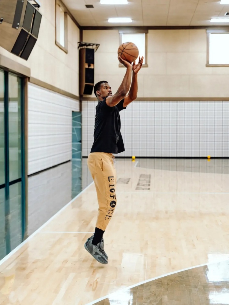 巴特勒晒训练照：回到主场 很快我们就能穿着勇士球衣相见了