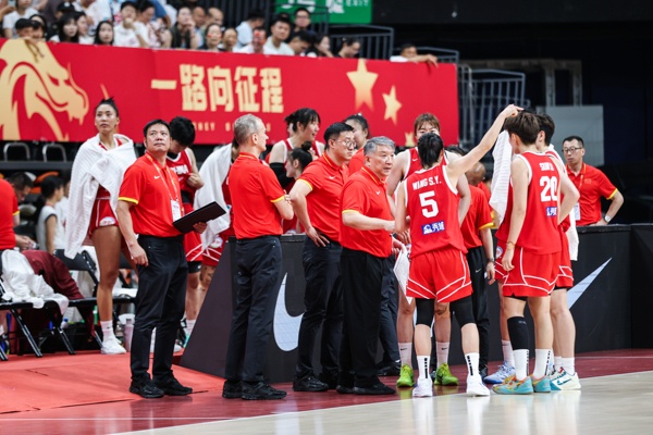 新华社：从加时险胜到20分大胜，中国女篮在历练中成长