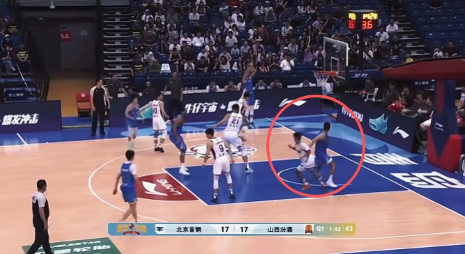 翟晓川对魏莨哲挥肘！评论区怒怼：你应该看看眼睛 你1万多度😄