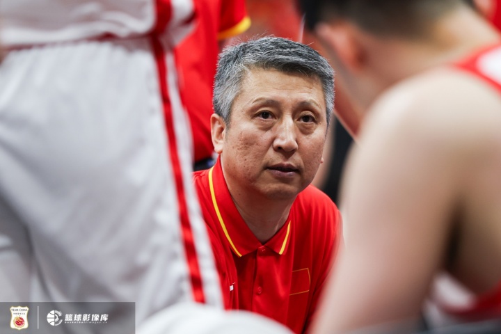 解说：中国男篮在小组赛更多是调整状态、适应场地、演练战术