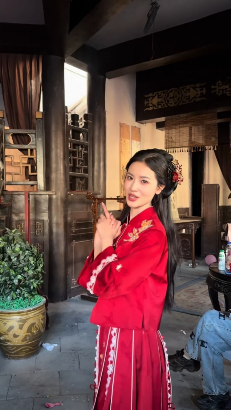 整活!郭艾伦上节目中体验成亲环节 与美女主持刘一一上演互动 整活!郭艾伦上节目中体验成亲环节 与美女主持刘一一上演互动