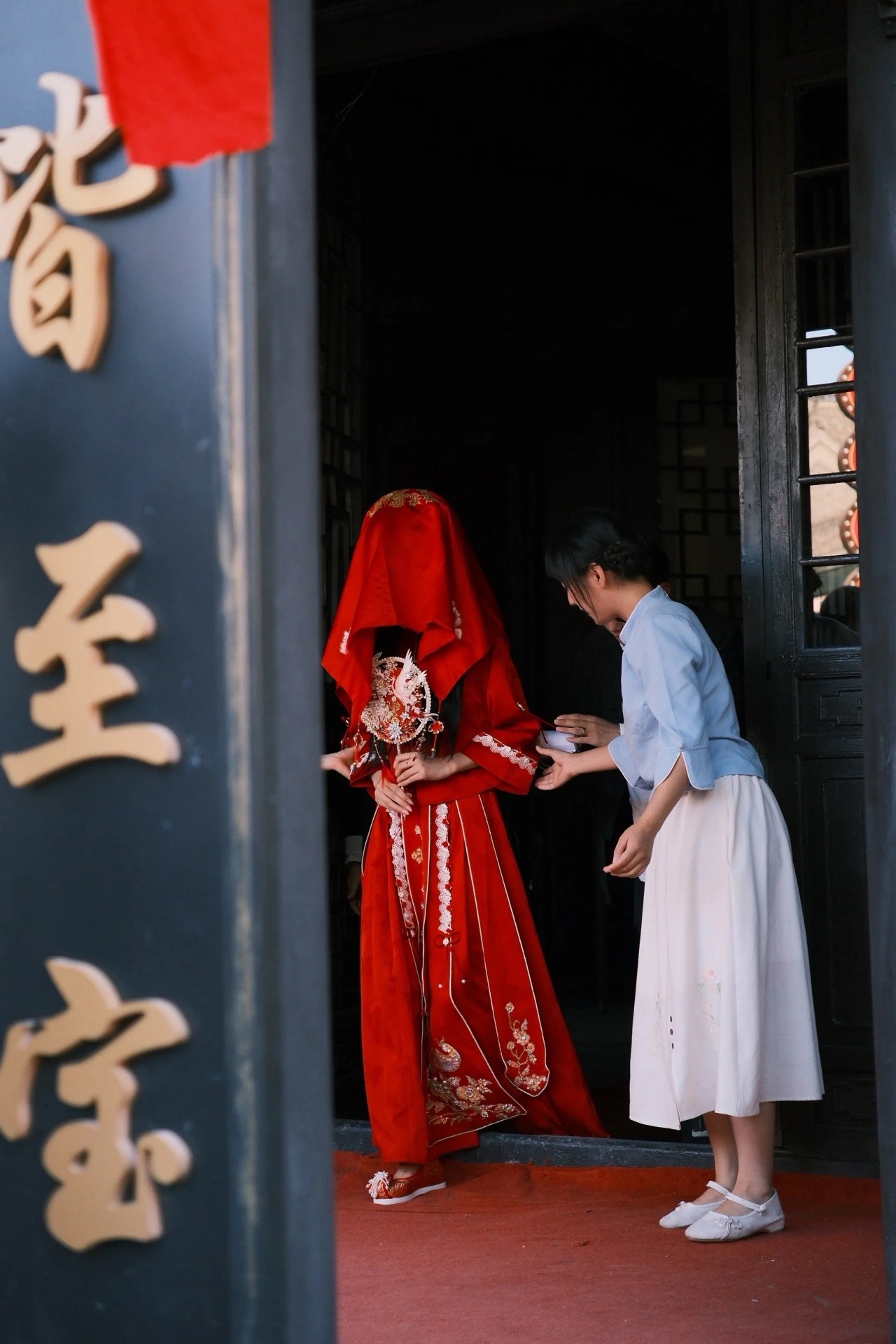 整活!郭艾伦上节目中体验成亲环节 与美女主持刘一一上演互动 整活!郭艾伦上节目中体验成亲环节 与美女主持刘一一上演互动