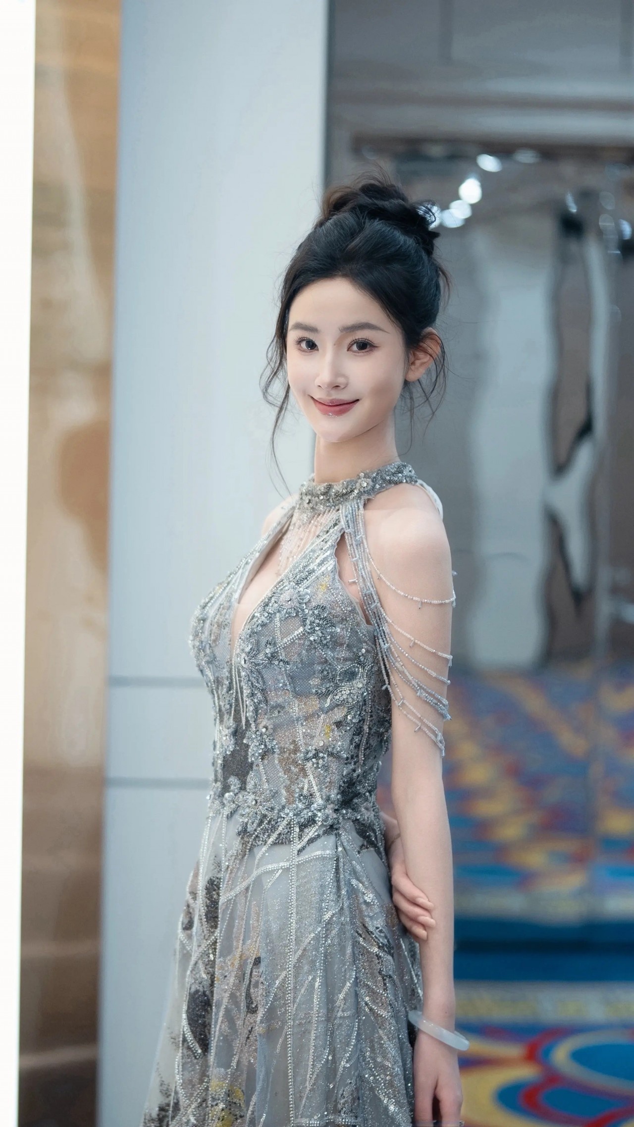 整活!郭艾伦上节目中体验成亲环节 与美女主持刘一一上演互动 整活!郭艾伦上节目中体验成亲环节 与美女主持刘一一上演互动